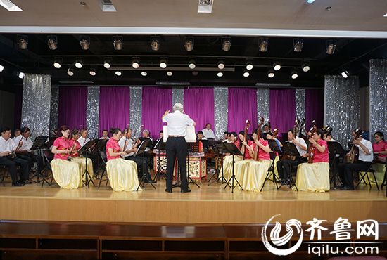烟台市志愿者乐团——华韵民族乐团正在排练节目。（齐鲁网记者 蔡晓彤 摄）