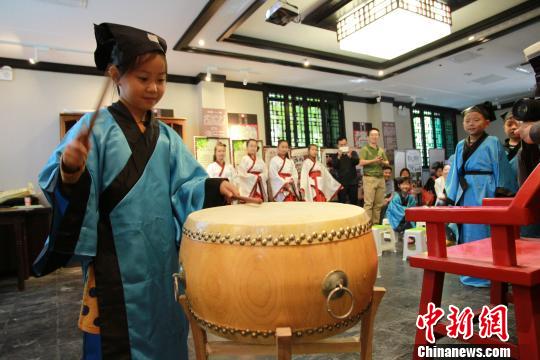 7岁稚童开笔礼上识孔子击鼓明志入学堂